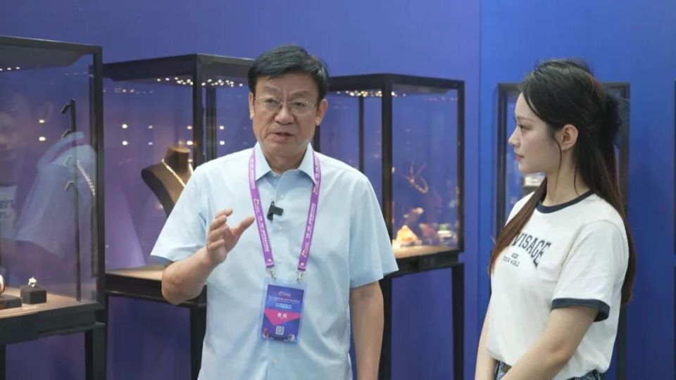 级矿晶和相对应宝石刻面及饰品,包括钻石,红宝石等常见宝石;海蓝宝