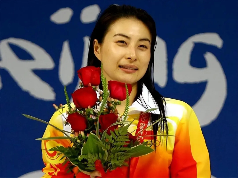 同样是奥运冠军郭晶晶散发出优雅和贵气张怡宁却显苍老像大妈