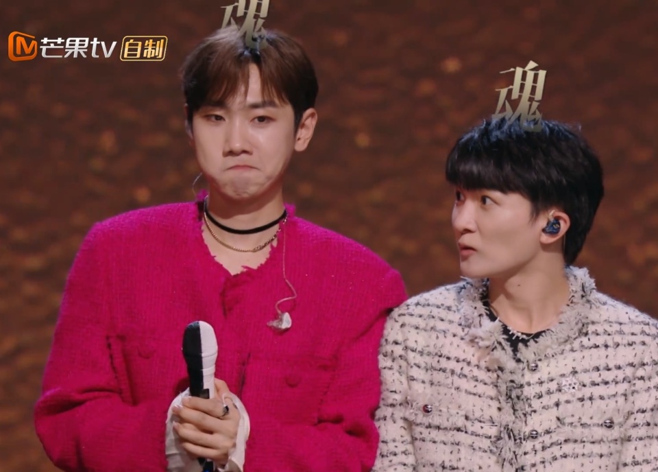 被韩红叫了一声"深哥",周深社恐发作,躲进何炅的怀里瑟瑟发抖_腾讯