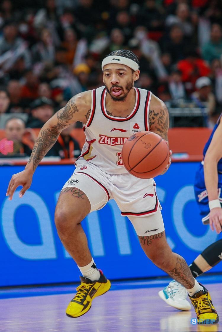 包办球队最后11分卡里克琼斯16中10得到29分6板3助2断