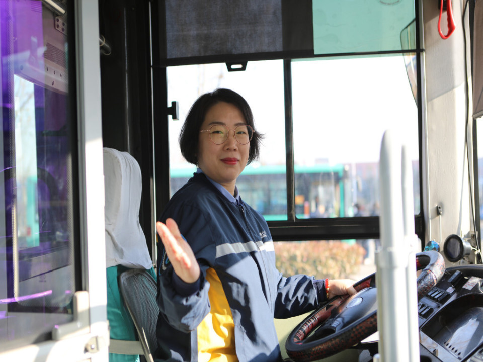 真情巴士东2路公交驾驶员刘雪飞荣获山东省巾帼建功标兵荣誉称号