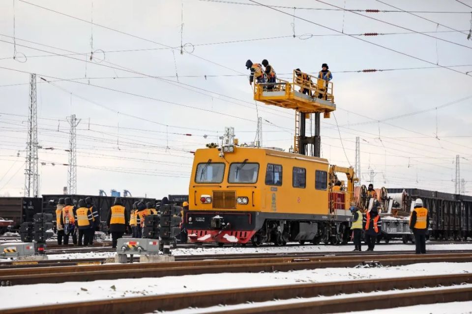 太锡铁路锡林浩特至正蓝旗段接触网送电一次成功