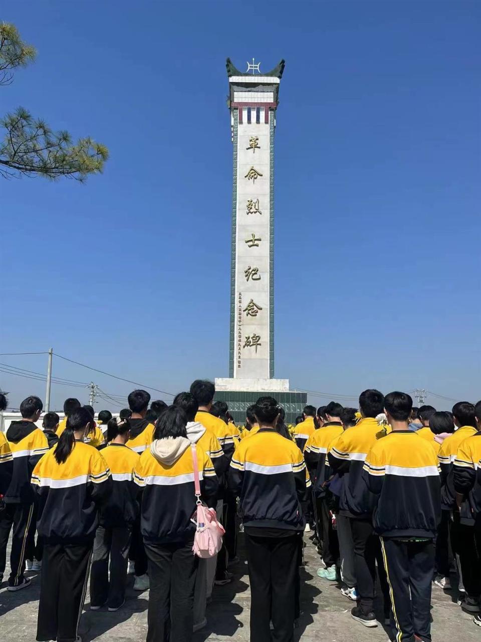 新洲三中把思政课搬到烈士纪念碑下_腾讯新闻