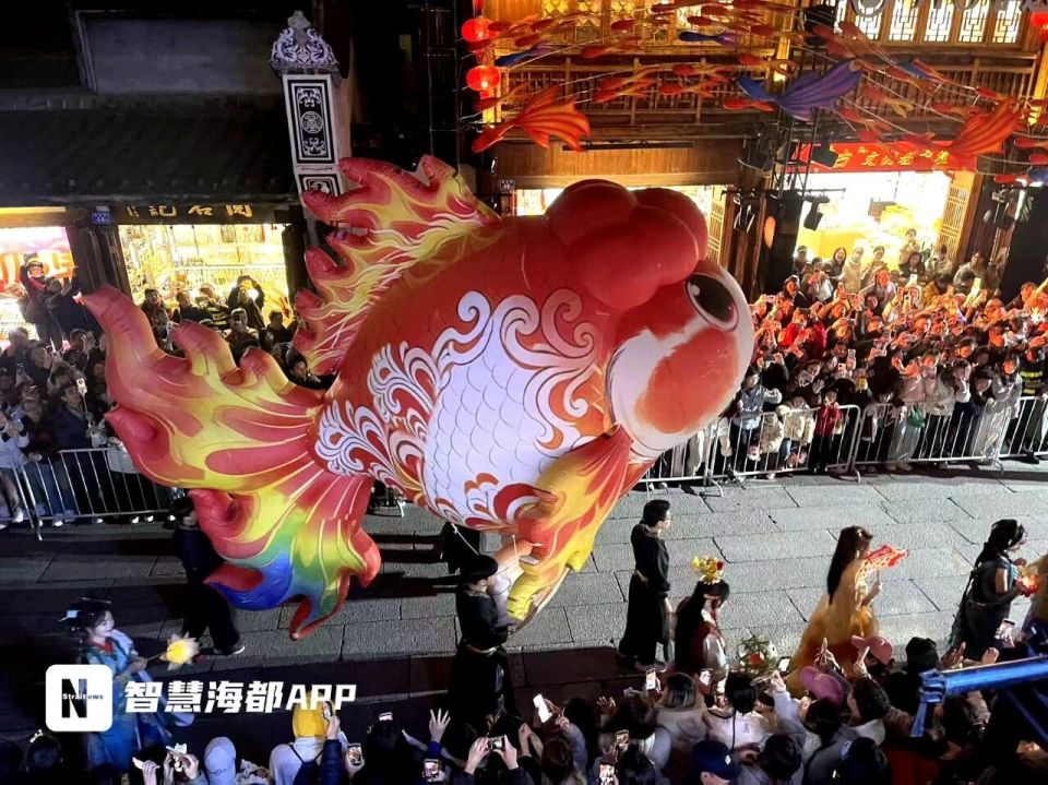 演员毛晓彤现身福州三坊七巷！巨型福鱼驭光而来_腾讯新闻