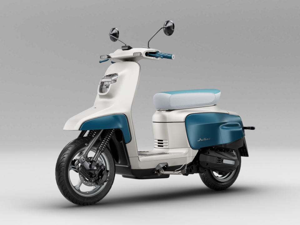 分别是双枪式液压弹簧前减震版本(标配)与多连杆弹簧前减震版本(高配)