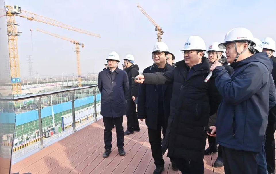张国华在启动区、起步区调研重点项目建设和安全生产工作
