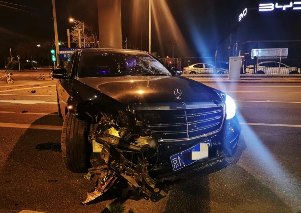 正在值班的副所长刘李根迅速赶到现场查看,一辆黑色奔驰轿车逆行与骑