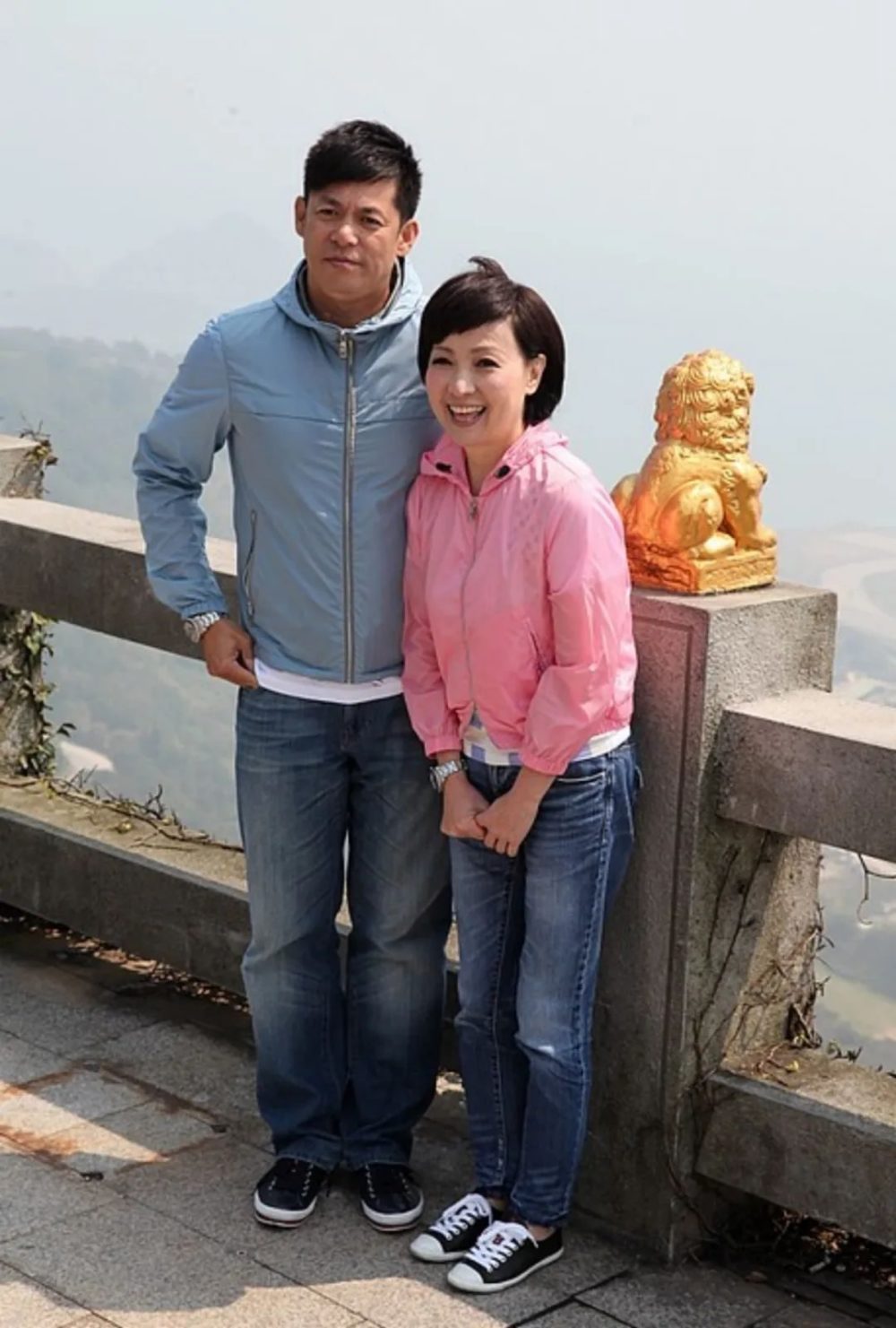 爆料女子称汪姓男星最近因负债消失在荧幕上,而汪建民无论是与宝妈