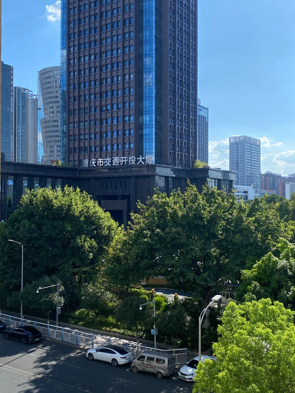 西瓜視頻：特碼藍(lán)波送大家重慶熱得“連廁所都不想上”，人工降雨后多地刮8級(jí)大風(fēng)，氣象局回應(yīng)