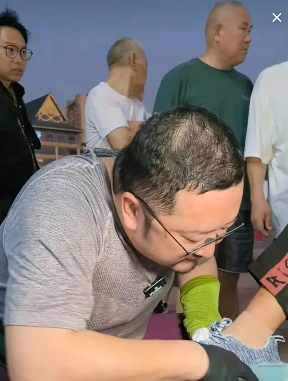 42岁热播剧演员在街头摆摊刷鞋！本人回应-腾讯新闻