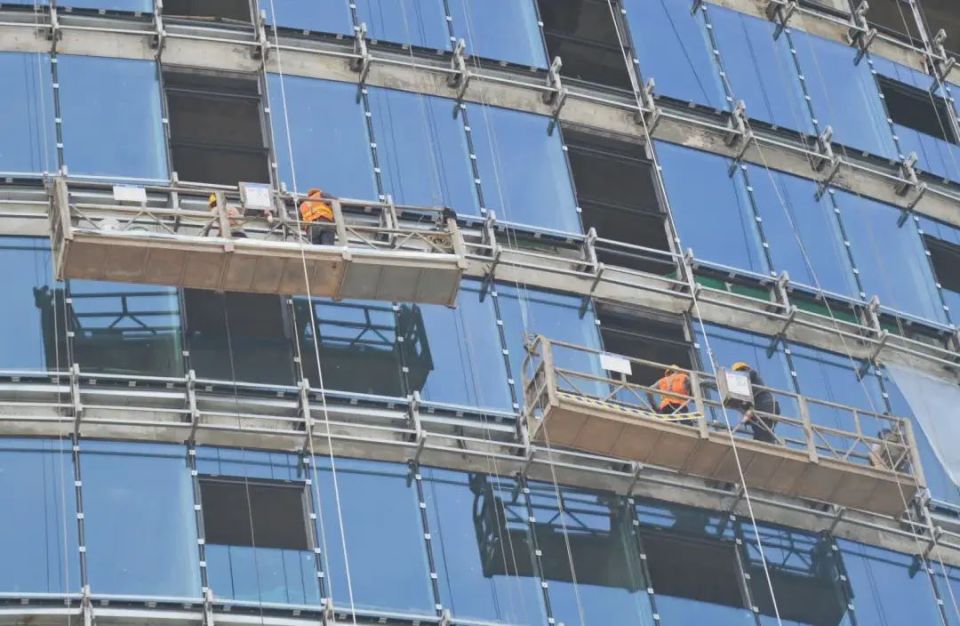 在临江大酒店项目施工现场,玻璃幕墙的安装正在向上"突破"据了解,当前