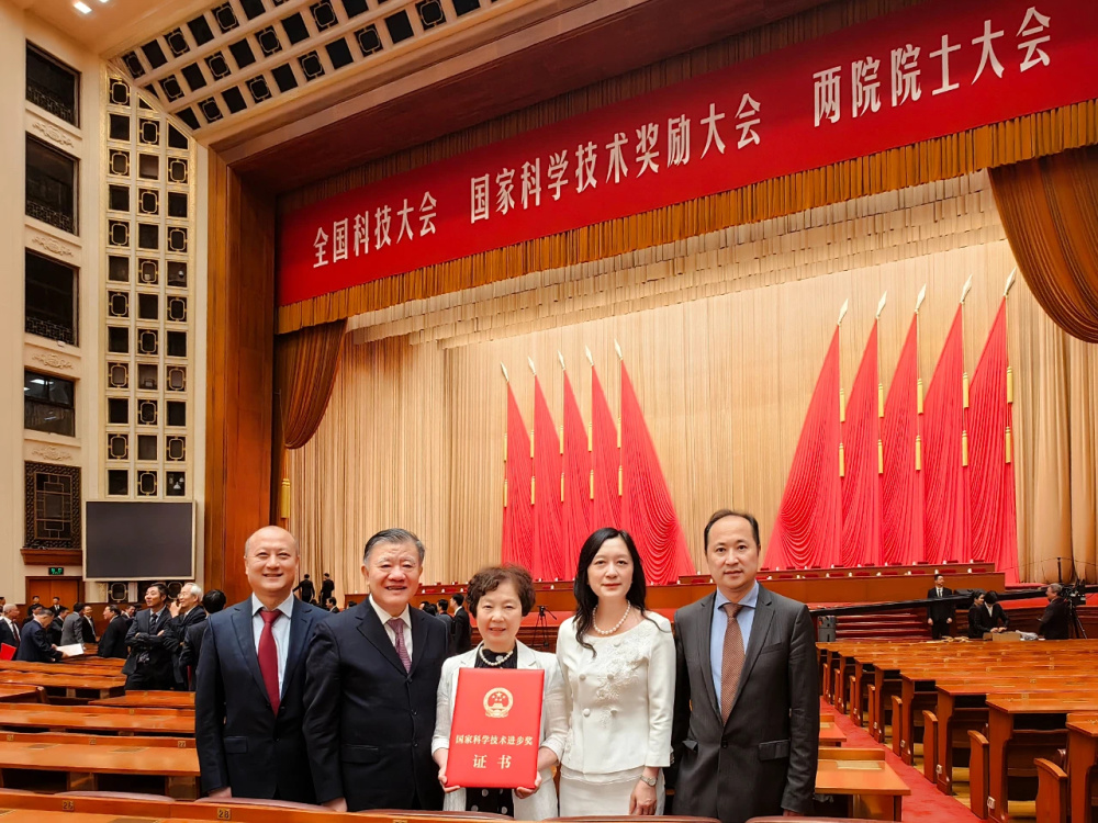 致敬！瑞金医院终身教授王振义获“共和国勋章”，百岁院士一生为患者_腾讯新闻
