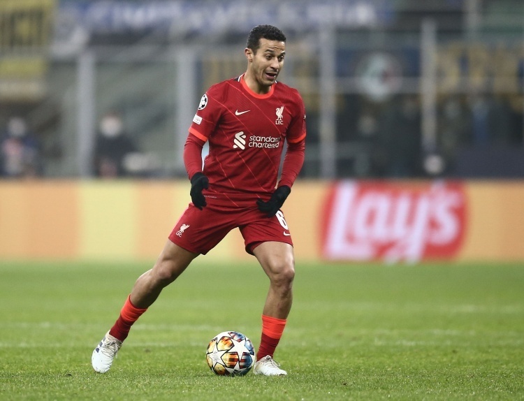 世体:33岁的蒂亚戈打算继续踢球,目前他还未收到巴萨的报价