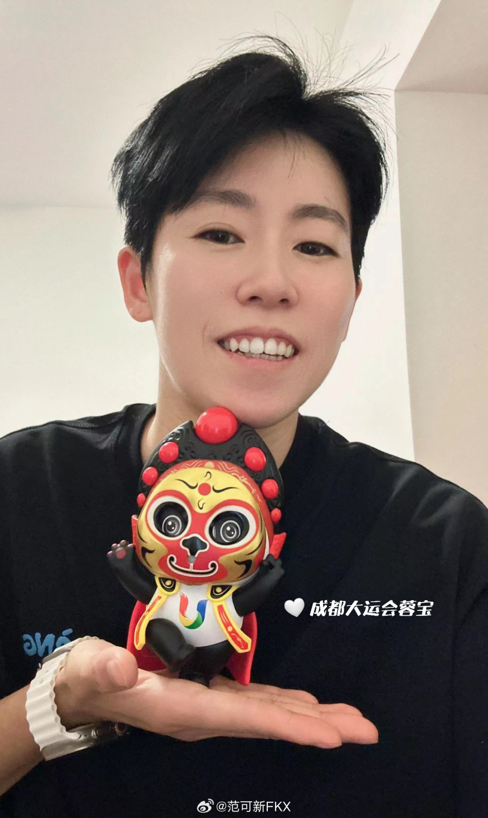 范可新跪地亲吻冰面太感人,仅恢复训练数月就夺世界杯银牌