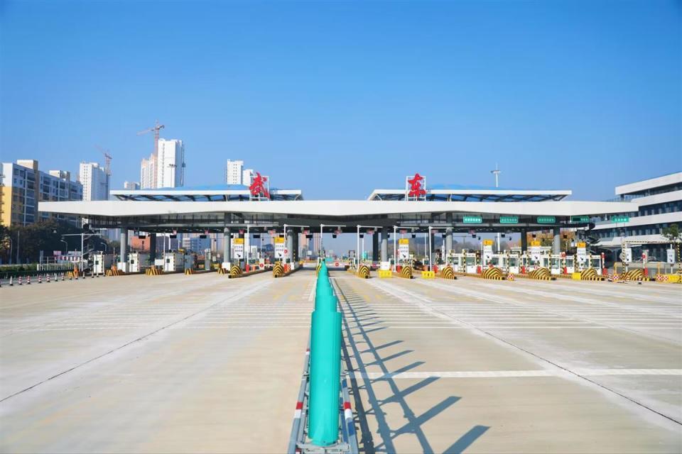 武汉新武东收费站15日0时开通为高新三路腾出施工断面