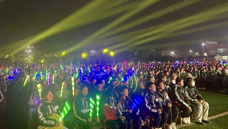 活动现场作为垫江县教育领域综合改革的重点项目之一,垫江实验中学