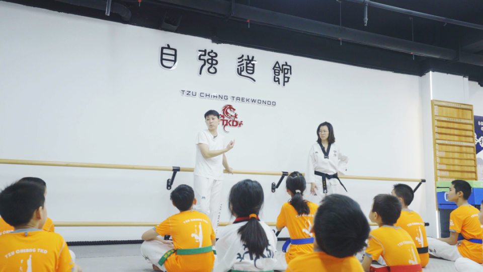 自强道馆总教练陈燕亭可不一般,她曾连续四届斩获台湾地区跆拳道比赛