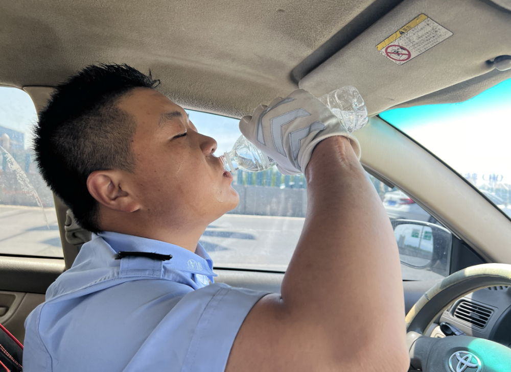 乌鲁木齐交警无惧"烤"验 全力守护道路安全
