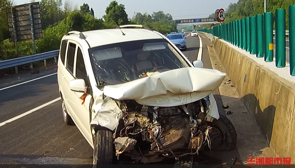 面包车任性变道撞车后失控撞上护栏