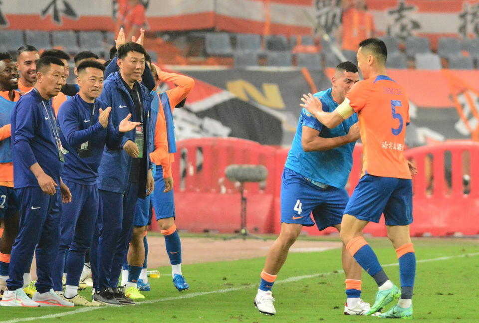 山东泰山vs浙江队,队长郑铮打进精彩任意球接受全队祝贺