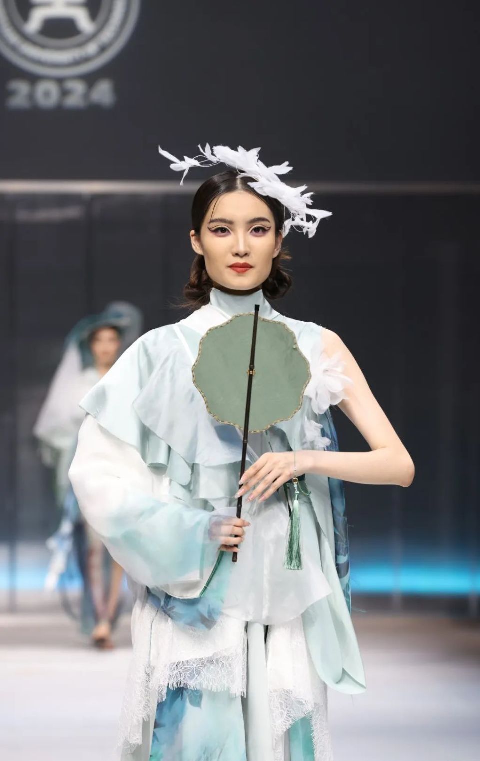 传承传统服饰,以复原重生向文化溯源,礼服"风雅象印"系列灵感于河南"