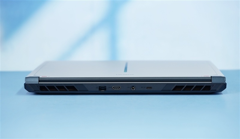 2 gen2)以及一个3.5mm二合一耳机接口.