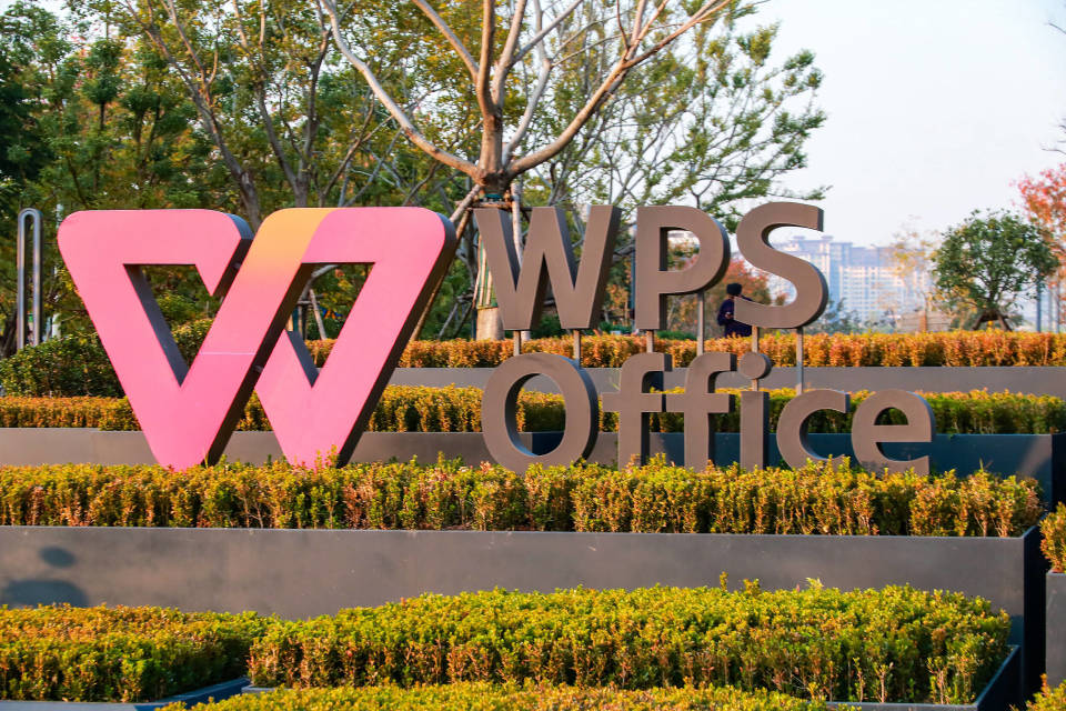 超然财经｜“被WPS背刺了”冲上热搜 官方客服回应存储与会员争议_腾讯新闻