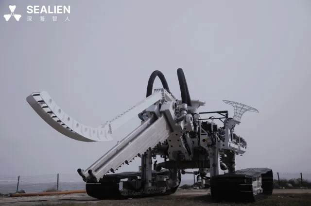 "金牛座"挖沟机搭载深海液压动力单元和可调压力流量潜水泵,与母船只