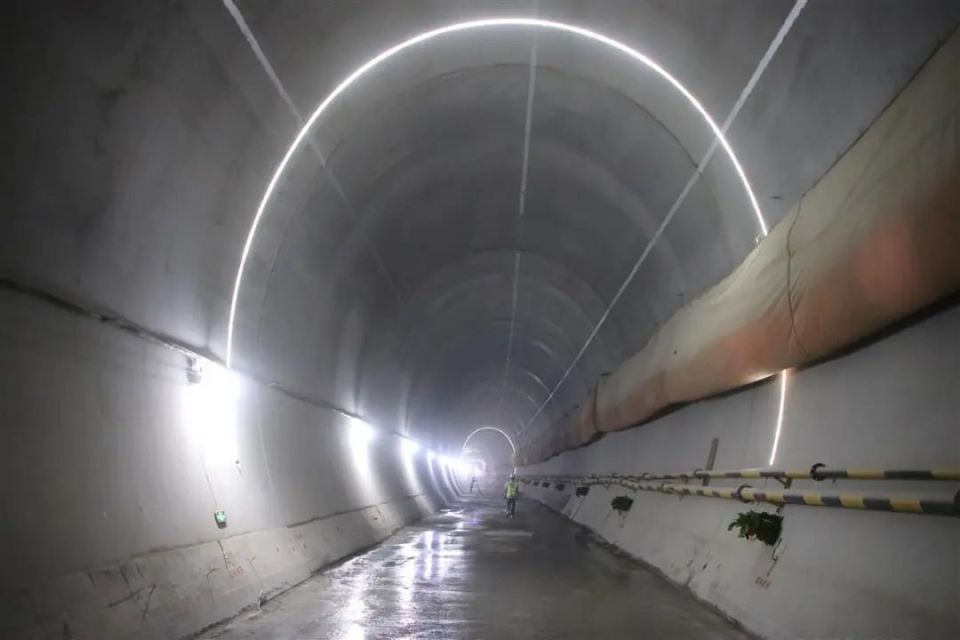 银巴铁路贺兰山隧道建设掀起大干热潮_腾讯新闻