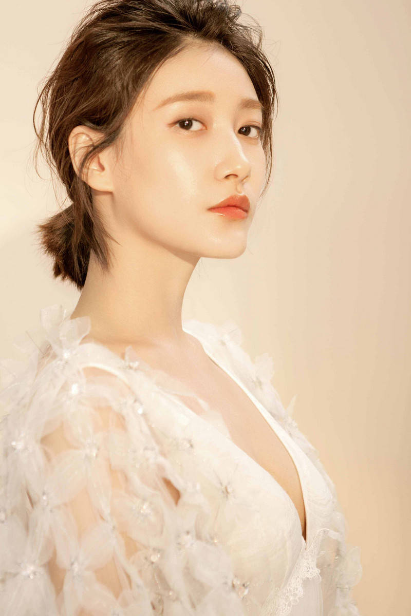 出道13年不温不火,如今凭借三个配角出圈,33岁啜妮终于火了_腾讯新闻