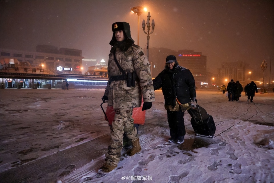 武警官兵风雪中执勤