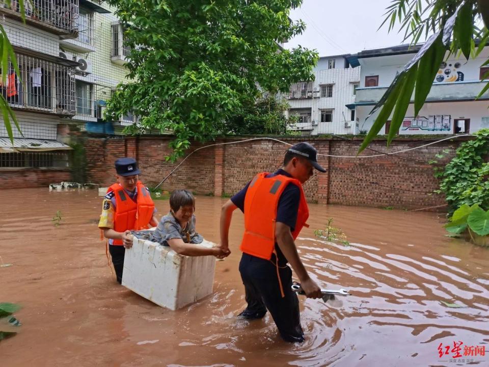 内江受强降雨影响多地遭遇洪水:700余名警力抗洪抢险,已转移6641人