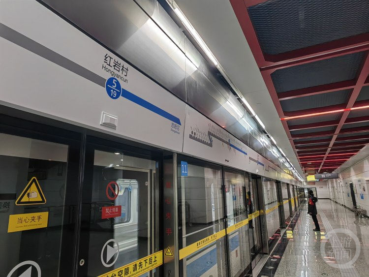 重庆轨道交通5号线大石坝-石桥铺段横跨嘉陵江,设有3个站,忠恕沱,红岩