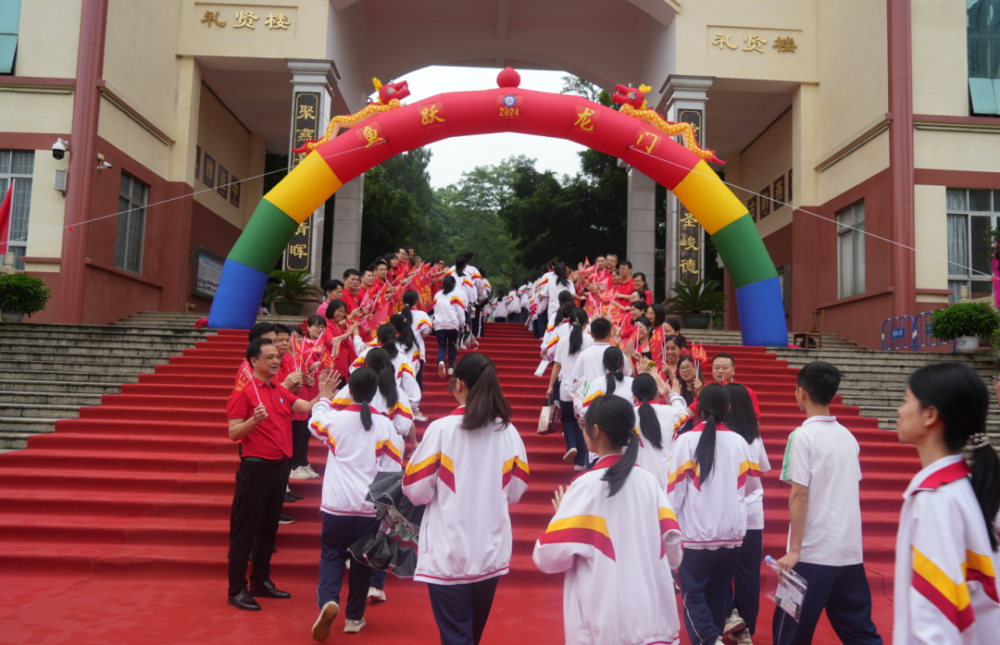 在连州中学高考考点,现场周边采取了临时交通管制,设立车辆禁鸣,绕行