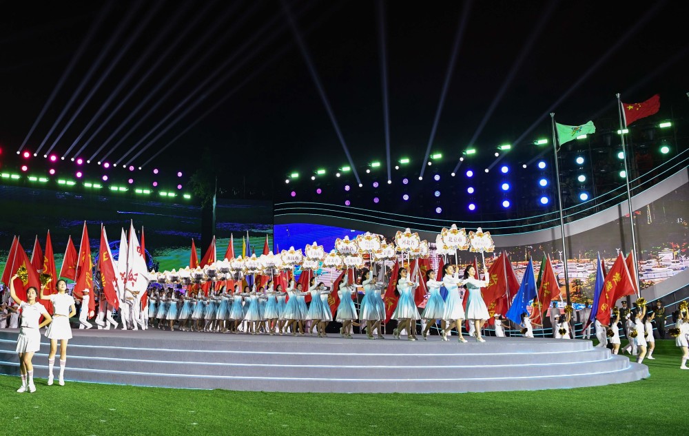 新华全媒第一届全国学生青年运动会闭幕式举行2