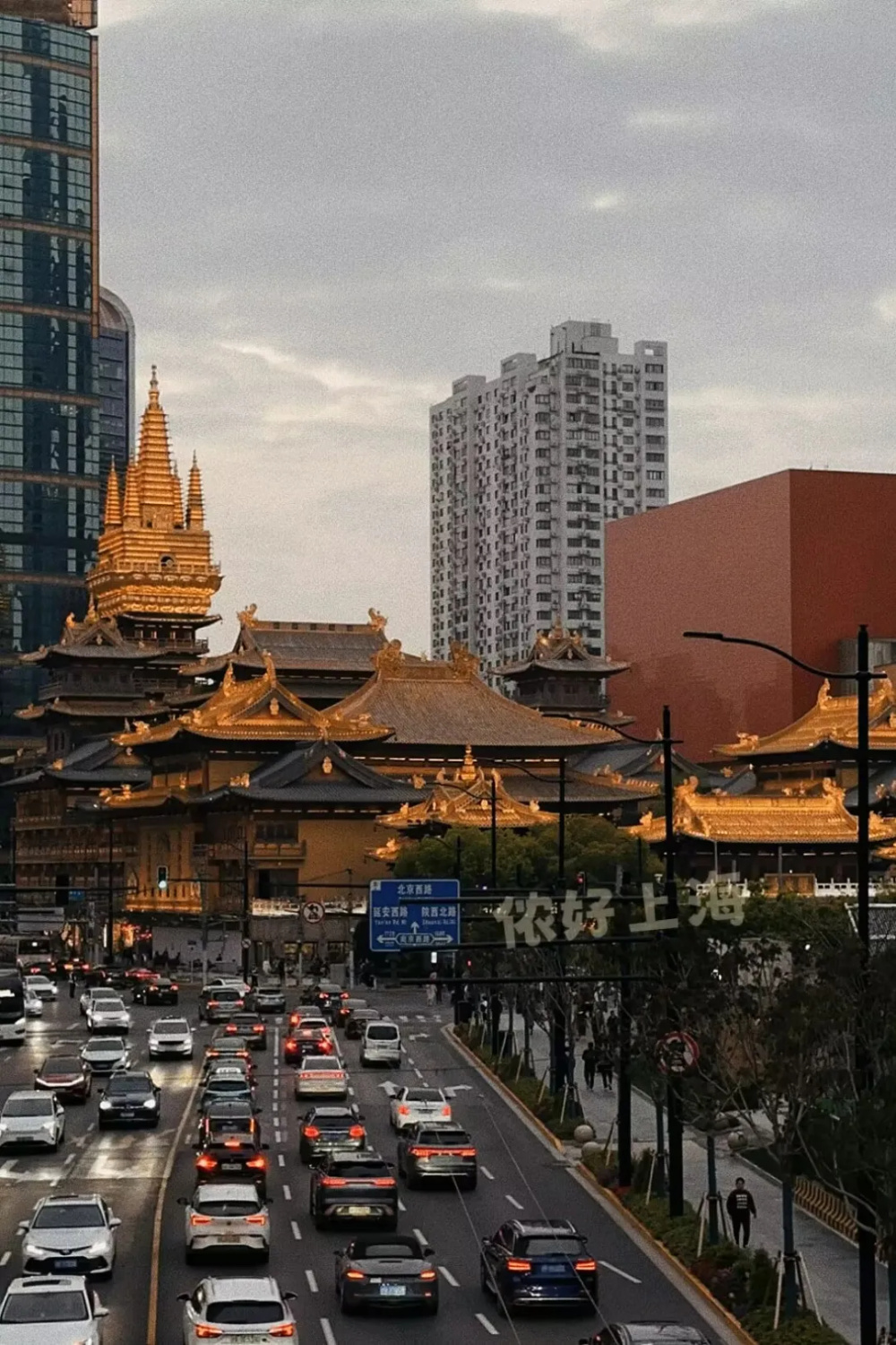 上海延安路天桥竟成网红打卡地!茫茫多人只为等静安寺亮灯!