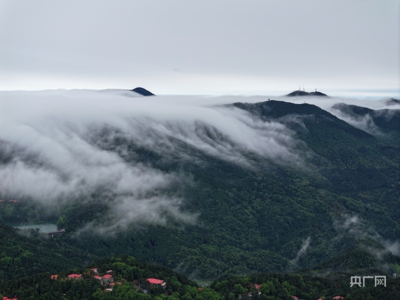 壮观!江西庐山现磅礴壮阔瀑布云