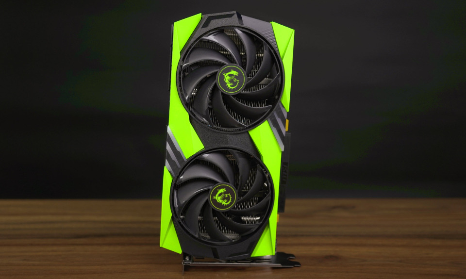 不免让资深玩家一眼就能想起曾经"红极一时"的微星gtx"绿龙"