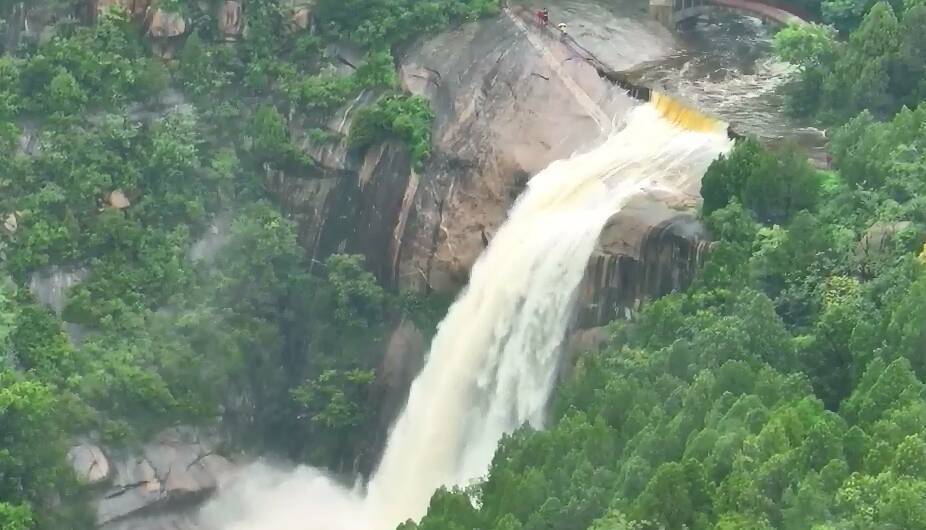 这里供奉着七尊塑像,正面当中是吕洞宾,两边是他的朋友铁拐李和何仙姑