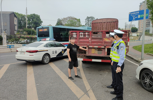 大队查获一起变造机动车号牌案件,驾驶人张某为了躲避"电子警察"抓拍