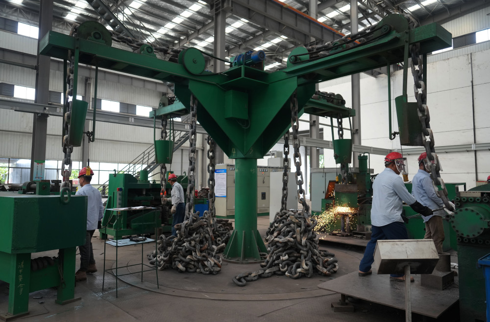 新华全媒 ·高质量发展调研行丨从"小作坊"到"小巨人"  民企竞逐"专精