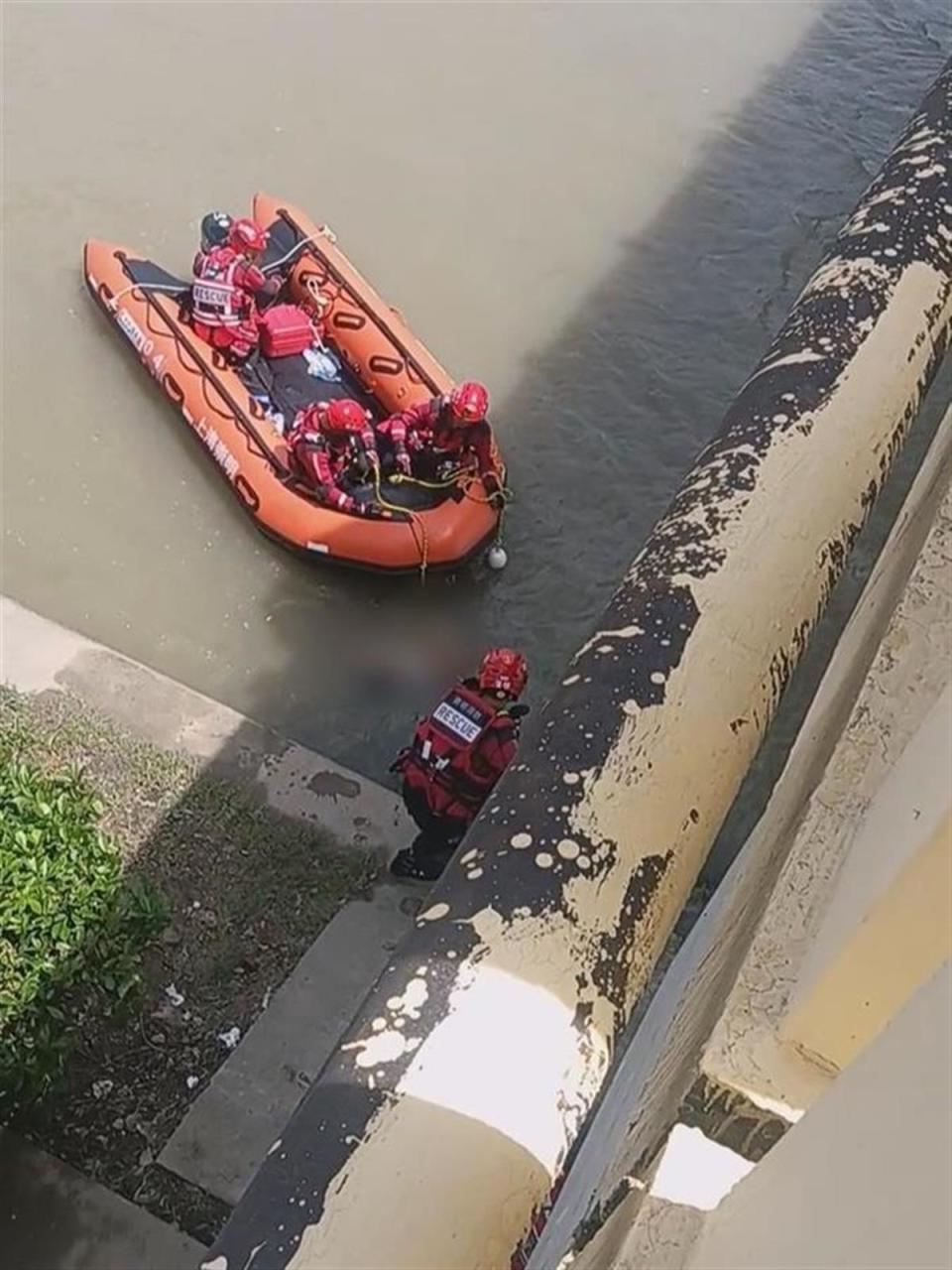 抖音短視頻：香港王中王79456com天肖上海21歲小伙為救父親溺水身亡，當(dāng)?shù)兀核导抑歇?dú)子
