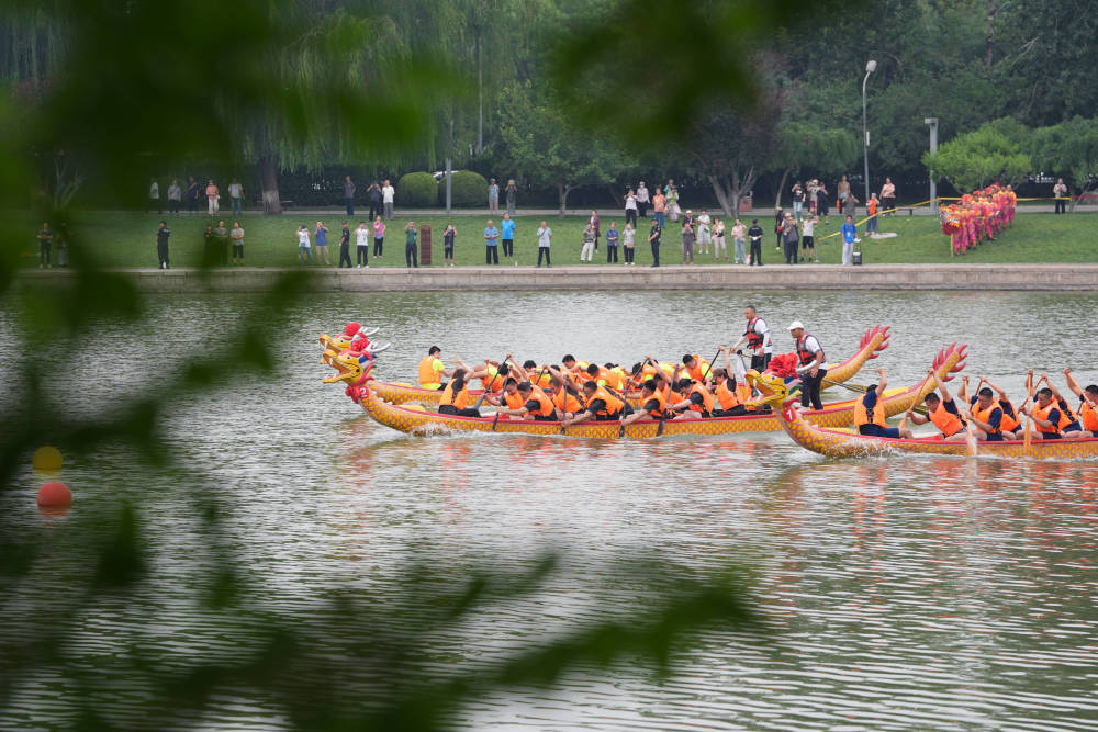 北京:龙潭湖上赛龙舟 多彩民俗迎端午