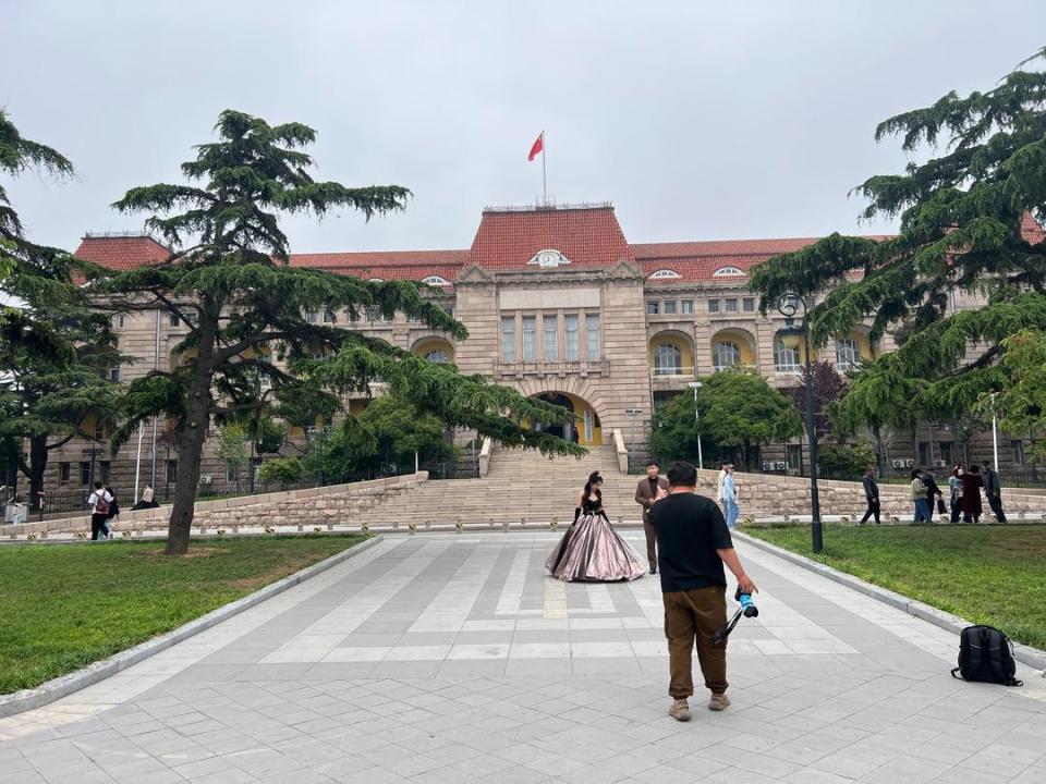 转身,则是德国总督府旧址,也是百姓口中的老市府.