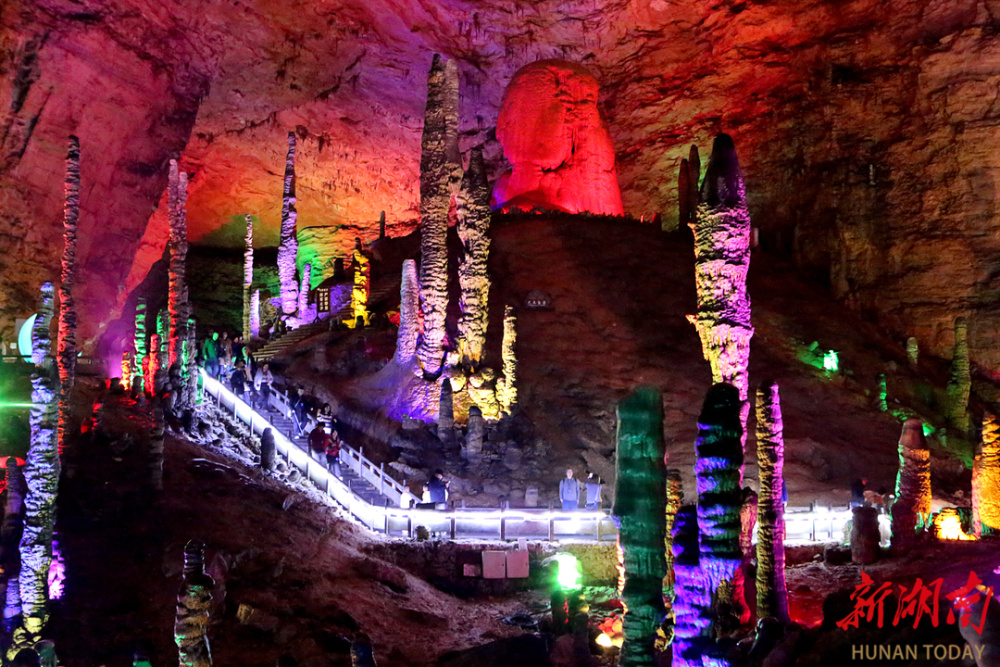 游龙宫拜龙王,张家界黄龙洞景区龙年春节人气旺