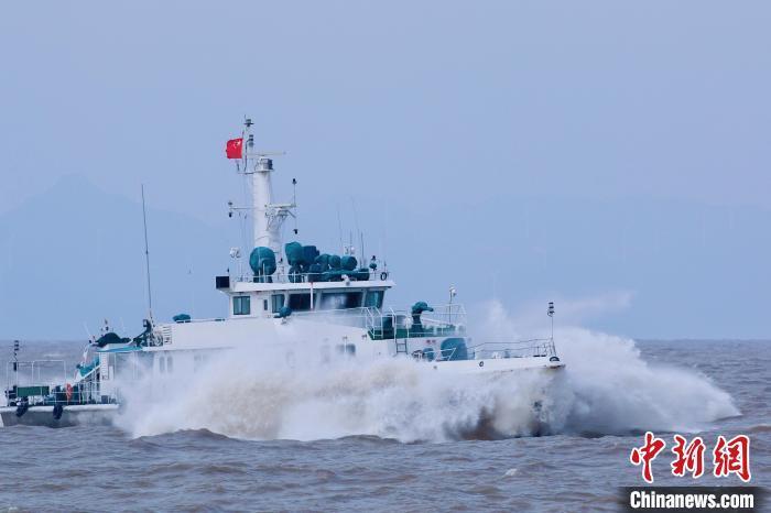 福州海警局供图"执勤警报~"进入训练海域后,"敌"情随之而来,各舰艇