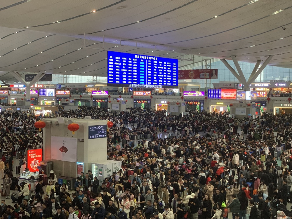春运直击|雪后天晴,郑州东多列高铁同时进出站运送旅客