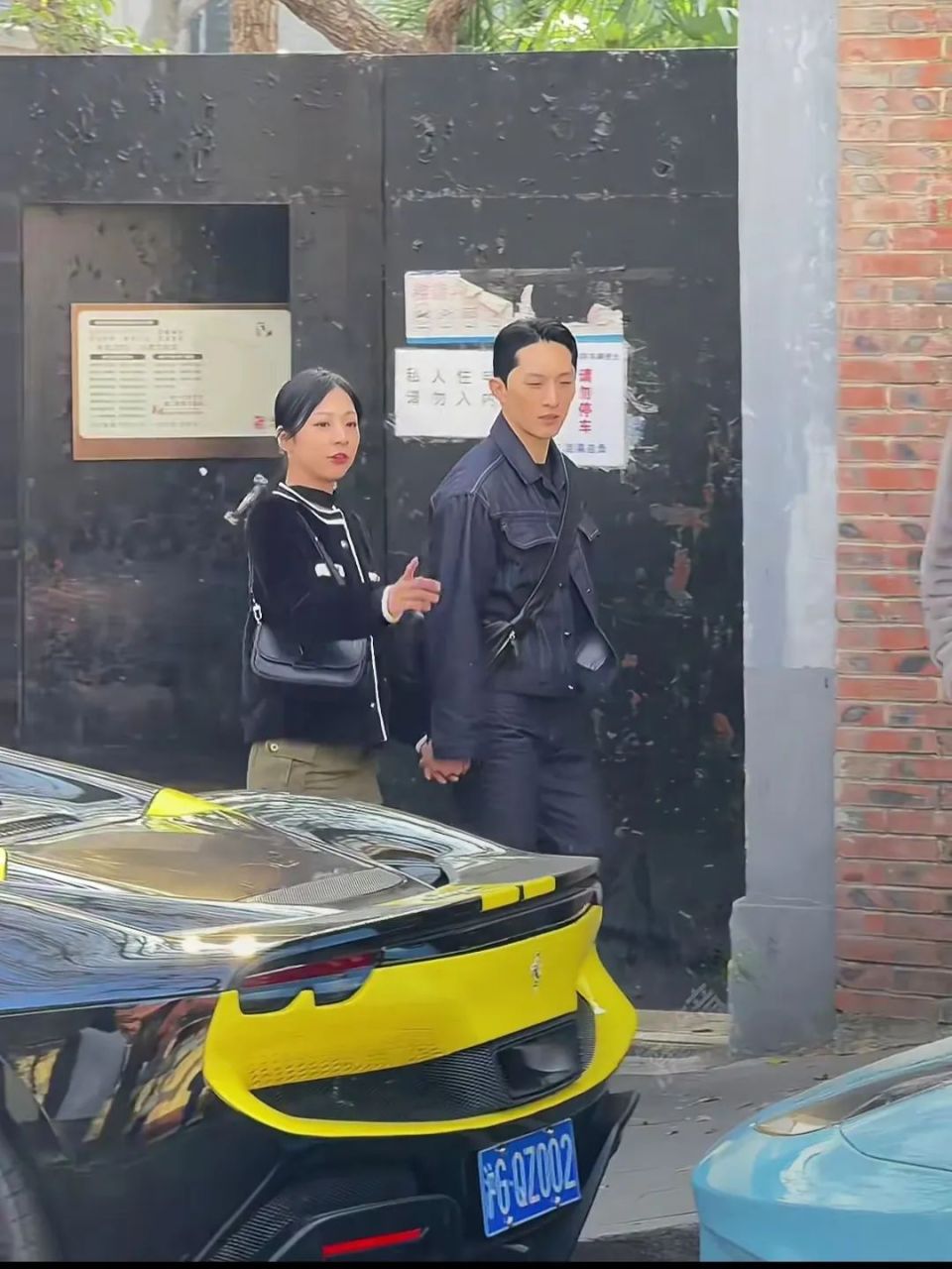 韩国游客挤满上海街头，沪爷沪姐为撑排场，穿羽绒开敞篷“炸街”-腾讯新闻