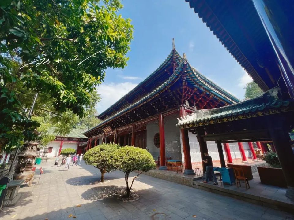 南华禅寺规模宏大,建筑面积达一万两千多平方米,主要是由曹溪门