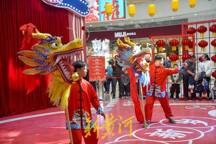 迷你舞龙表演舞出火红的年味儿